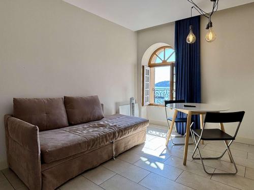 un salon avec un canapé et une table dans l'établissement Appartement studio - 2 couchages - Collioure AR000-C02, à Collioure
