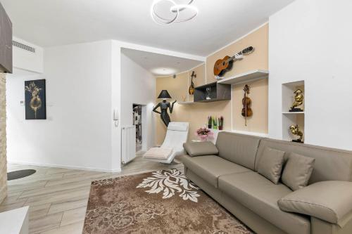 Una sala de estar con un sofá e instrumentos musicales en la pared. en Casa Elda - Happy Rentals, en Arco