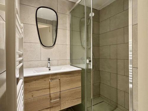 une salle de bain avec un lavabo et une douche en verre dans l'établissement Appartement studio - 2 couchages - Collioure AR000-C02, à Collioure