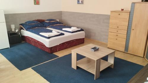 Posteľ alebo postele v izbe v ubytovaní Kettő Ciprus Apartman