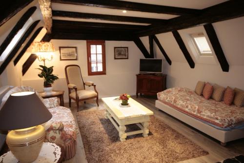 una sala de estar con un sofá y una mesa en Appartement Jeanne, en Kaysersberg