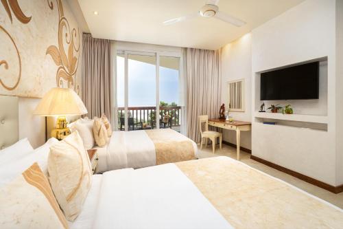 Postel nebo postele na pokoji v ubytování NH Bentota Ceysands Resort