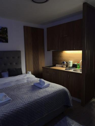 Postel nebo postele na pokoji v ubytování BOŽUR apartmani, kod hotela Sunce