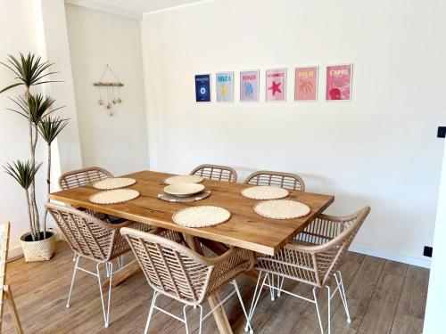 une salle à manger avec une table et des chaises en bois dans l'établissement 3 pièces au centre de Juan les Pins, à Juan-les-Pins