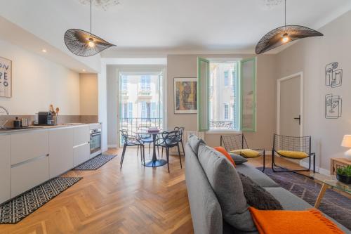 un salon avec un canapé et une table dans l'établissement Charme et confort - centre ville de Nice, à Nice