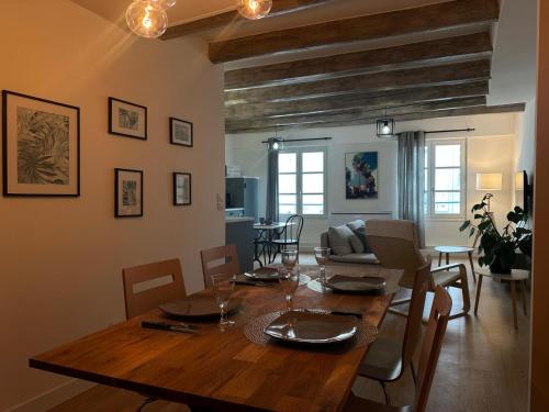- une salle à manger et un salon avec une table en bois dans l'établissement Le Duplex Saint Jacques, au Puy-en-Velay
