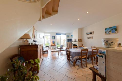 une cuisine et un salon avec une table et des chaises dans l'établissement 022 Le petit clos, au Bois-Plage-en-Ré