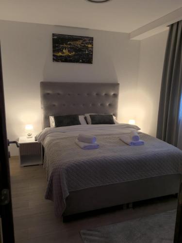 Postel nebo postele na pokoji v ubytování BOŽUR apartmani, kod hotela Sunce