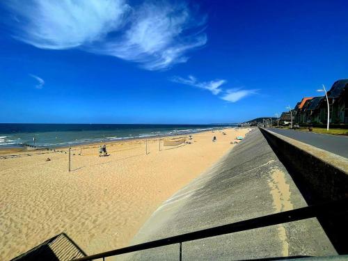- une plage avec des gens sur le sable et l'océan dans l'établissement L'albatros - F2 à Cabourg, à Cabourg