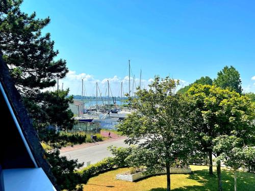une vue d'une marina avec des bateaux dans l'eau dans l'établissement L'albatros - F2 à Cabourg, à Cabourg