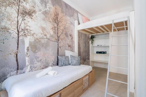 - une chambre avec des lits superposés et une fresque murale dans l'établissement Charme et confort - centre ville de Nice, à Nice