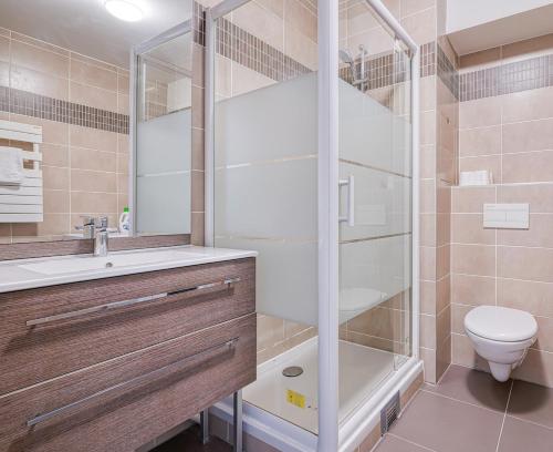 une salle de bain avec une douche, des toilettes et un lavabo dans l'établissement À deux pas de Paris - Le Confidentiel - 8MB, à Issy-les-Moulineaux