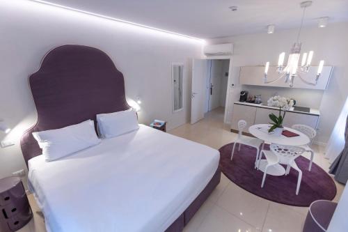 a bedroom with a large bed and a table at Opera Relais De Charme - Aparthotel in Verona