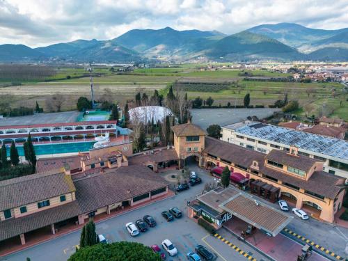 Nespecifikovaný výhled na hory nebo výhled na hory při pohledu z hotelu