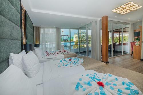 A bed or beds in a room at Aristocrat Hotel