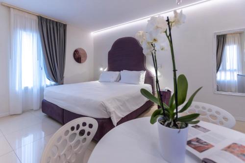 a hotel room with a bed and a table and chairs at Opera Relais De Charme - Aparthotel in Verona