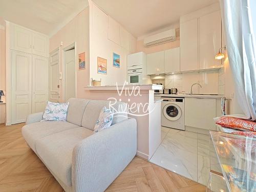un salon avec un canapé et une cuisine dans l'établissement Viva Riviera 5 Rue Florian, à Cannes