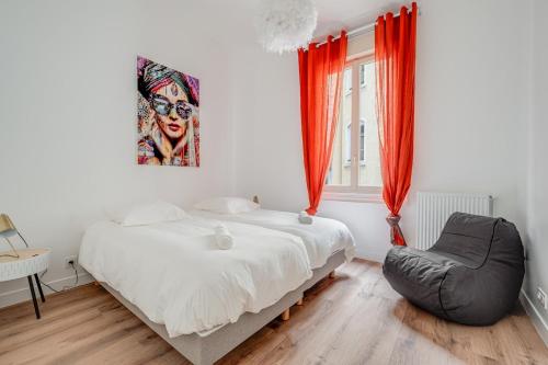 - une chambre dotée d'un lit avec une photo de clown sur le mur dans l'établissement Appartement lumineux avec salle de sport, Centre, à Saint-Étienne