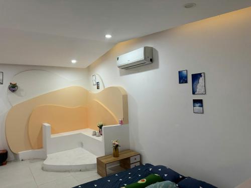une chambre avec un lit et un lavabo sur un mur dans l'établissement Vicnie House, à Bình Thủy