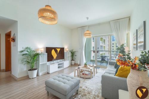Vogue Vacation Homes, The Greens Al Alka near Mall of the Emirates, One Bedroom Apartment with Balcony and Vibrant community View, Access to all Amenities