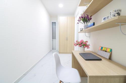 a white office with a desk and a white chair at B&B Italia in Ercolano