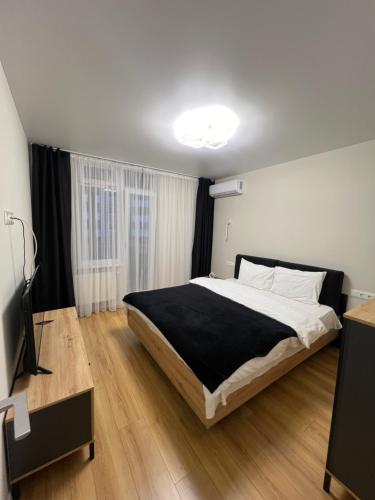a bedroom with a large bed in a room at Wood Нова затишна 2-кімнатна квартира in Ternopilʼ
