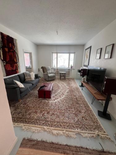 a living room with a couch and a piano at Mukavat kaksi huonetta ja keittiö aseman lähellä in Hämeenlinna
