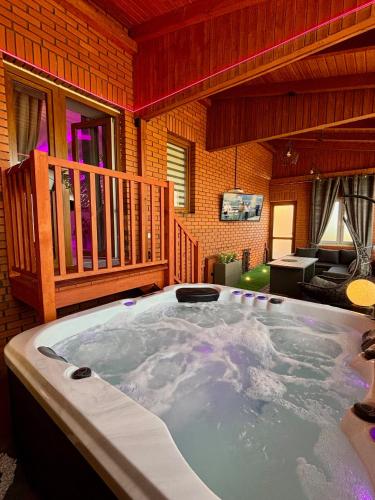 Apartament "Love Heaven" Jacuzzi SPA z dużą wanną z hydromasażem dla Dwojga