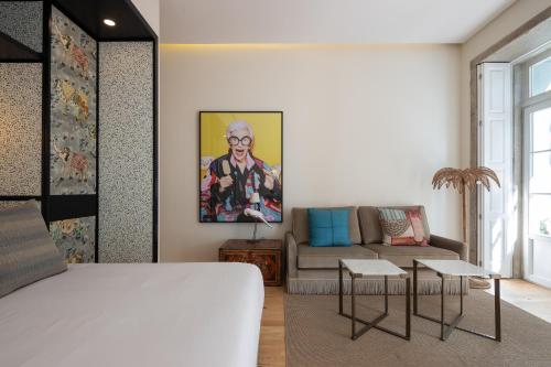 a living room with a couch and a table at Líbere Porto Laranjais in Porto