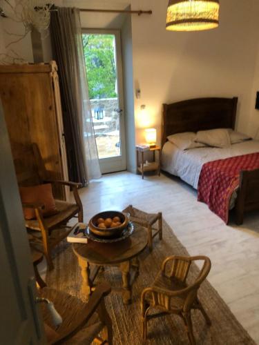 - une chambre avec un lit et une table avec un bol de fruits dans l'établissement Les volets bleus, à Vaison-la-Romaine