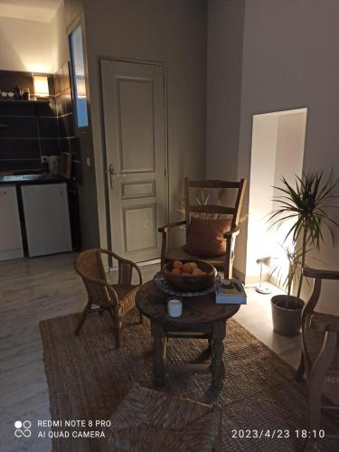 un salon avec un bol de fruits sur une table dans l'établissement Les volets bleus, à Vaison-la-Romaine