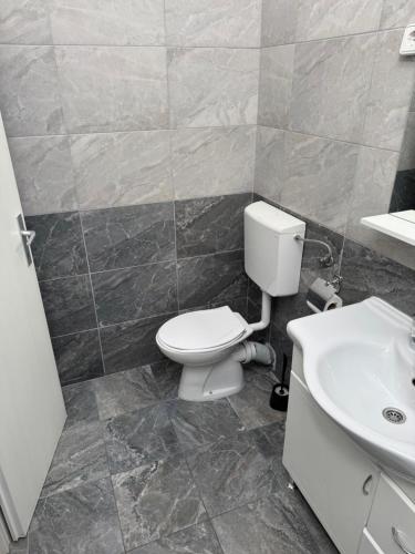 Bilik mandi di Apartmani Jović 2