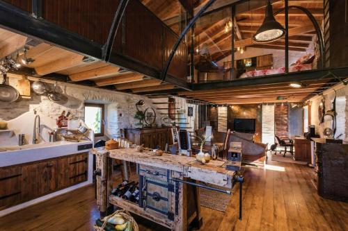 - une grande cuisine avec une grande île dans l'établissement 13Th Century Cévennes Farmhouse With Natural Pool, à Soustelle