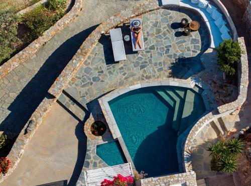 an overhead view of a swimming pool at Villa Mikros Vorias in Karavostasi