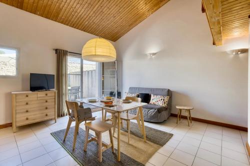 un salon avec une table et un canapé dans l'établissement Vauban 297 Studio, à Saint-Martin-de-Ré