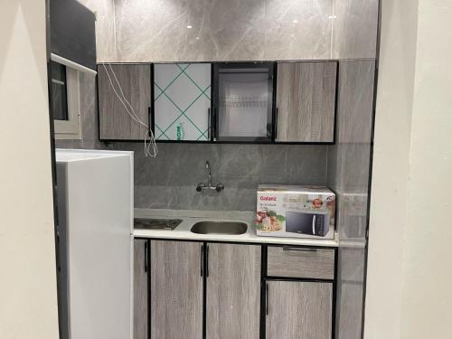 Η κουζίνα ή μικρή κουζίνα στο Burj Al Hayat Furnished Apartment 2 - Abu Arish