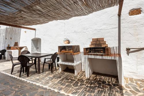 una sala da pranzo con un tavolo e un tavolo e sedie di La Cuadra a Málaga