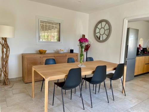 Photo de la galerie de l'établissement La Marjalou à Vence avec piscine & grand jardin, à Vence