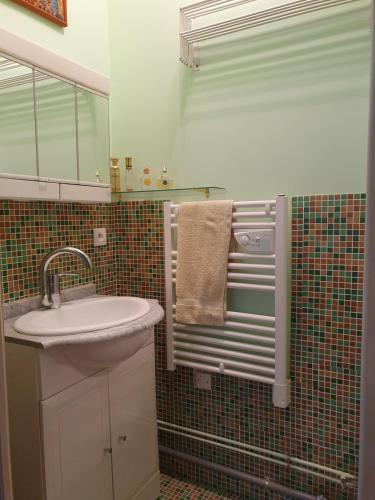 un baño con lavabo y espejo en Mer et Style, en Cabourg