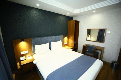 Giường trong phòng chung tại BUKAVİYYE HOTEL
