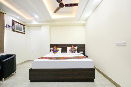 Postel nebo postele na pokoji v ubytování FabHotel Dwarka Residency - Nr Yashobhoomi Convention Centre