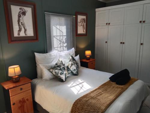 ein Schlafzimmer mit einem Bett mit Kissen darauf in der Unterkunft The Hilton Cottage in Hilton