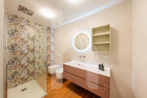 ロゼート・デッリ・アブルッツィにあるHomiday - WaterFront Rosetoのシャワー、洗面台、トイレ付きのバスルーム