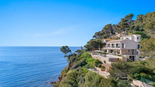 une maison sur une falaise à côté de l'océan dans l'établissement Les Falaises de Fabrégas, à La Seyne-sur-Mer