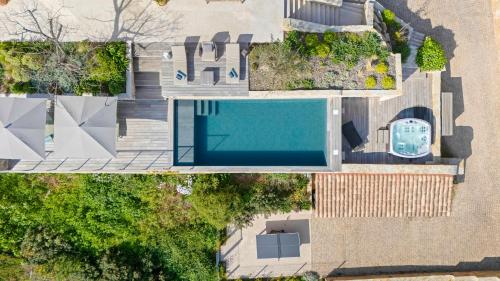 une vue aérienne d'une piscine dans une maison dans l'établissement Les Falaises de Fabrégas, à La Seyne-sur-Mer