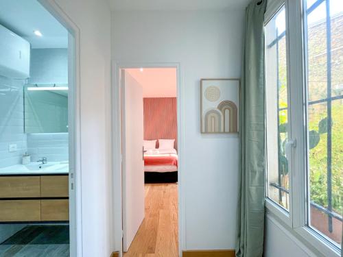 Cette chambre comprend une salle de bains avec un lit et une fenêtre. dans l'établissement Urban Flat 198 - Townhouse Basfroi, à Paris
