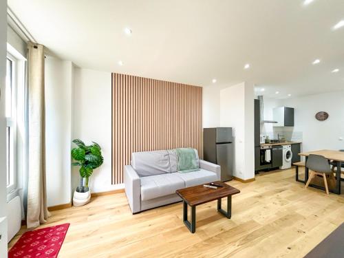 un salon avec un canapé blanc et une table dans l'établissement Urban Flat 198 - Townhouse Basfroi, à Paris