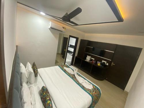 a bedroom with a bed in a room at Taj Comfort Inn in Agra