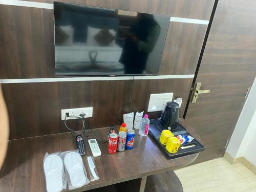 a room with a table with a mirror and a counter with drinks at Taj Comfort Inn in Agra