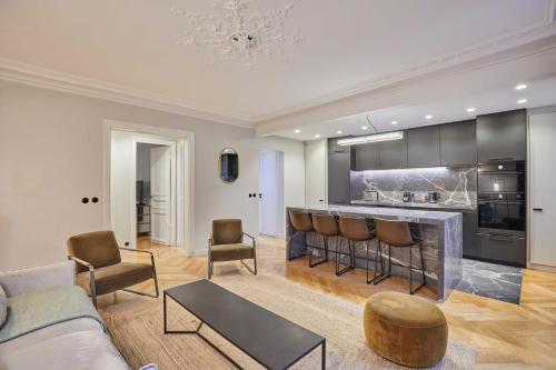 un salon avec un canapé et une table dans l'établissement Magnificent apartment - 3BR- 8P - Batignolles, à Paris